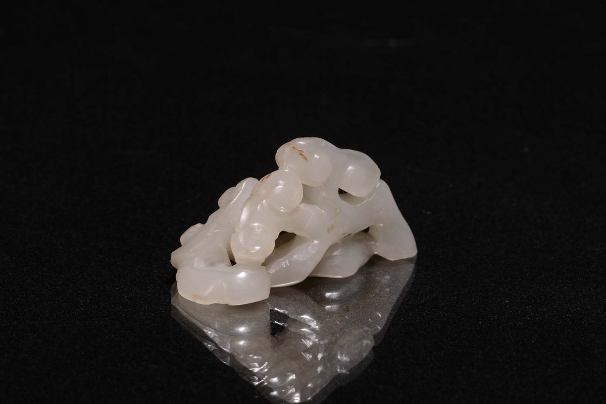 Piccola Scultura in Giada Bianca a Guisa di Funghetti, Cina, Dinastia Qing, Epoca Qinalong (1736-...