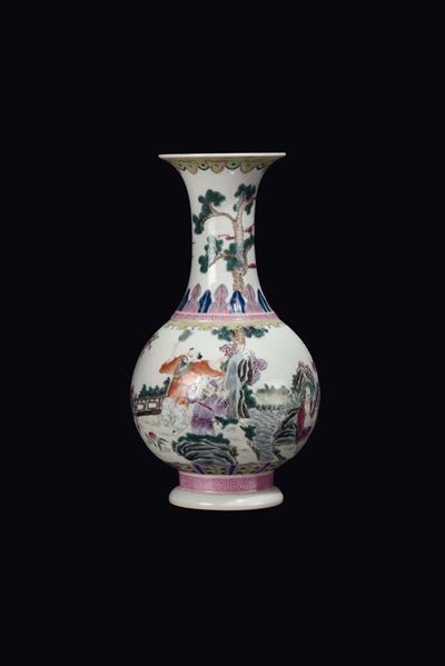 Vaso in Porcellana Policroma Famiglia Rosa con Raffigurazioni di Personaggi, Cina, Repubblica, XX...