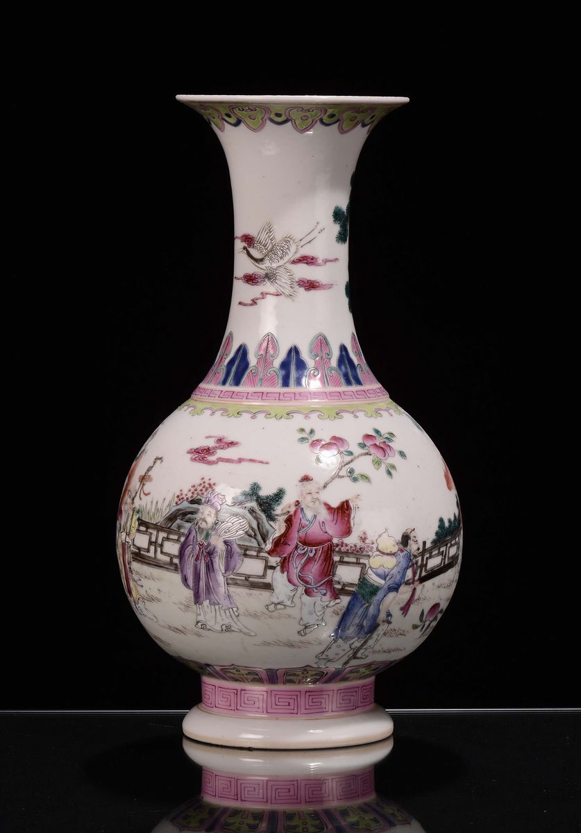 Vaso in Porcellana Policroma Famiglia Rosa con Raffigurazioni di Personaggi, Cina, Repubblica, XX...