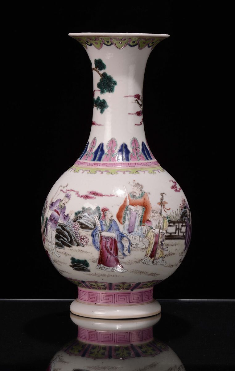Vaso in Porcellana Policroma Famiglia Rosa con Raffigurazioni di Personaggi, Cina, Repubblica, XX...