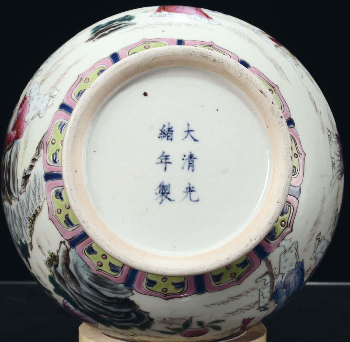Vaso in Porcellana Policroma Famiglia Rosa con Raffigurazioni di Personaggi, Cina, Repubblica, XX...