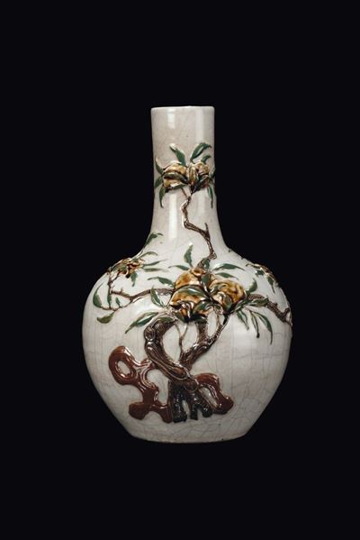Vaso Guan con Melograni a Rilievo e Smalti Policromi, Cina, Dinastia Qing, Periodo Daoguang (1821...