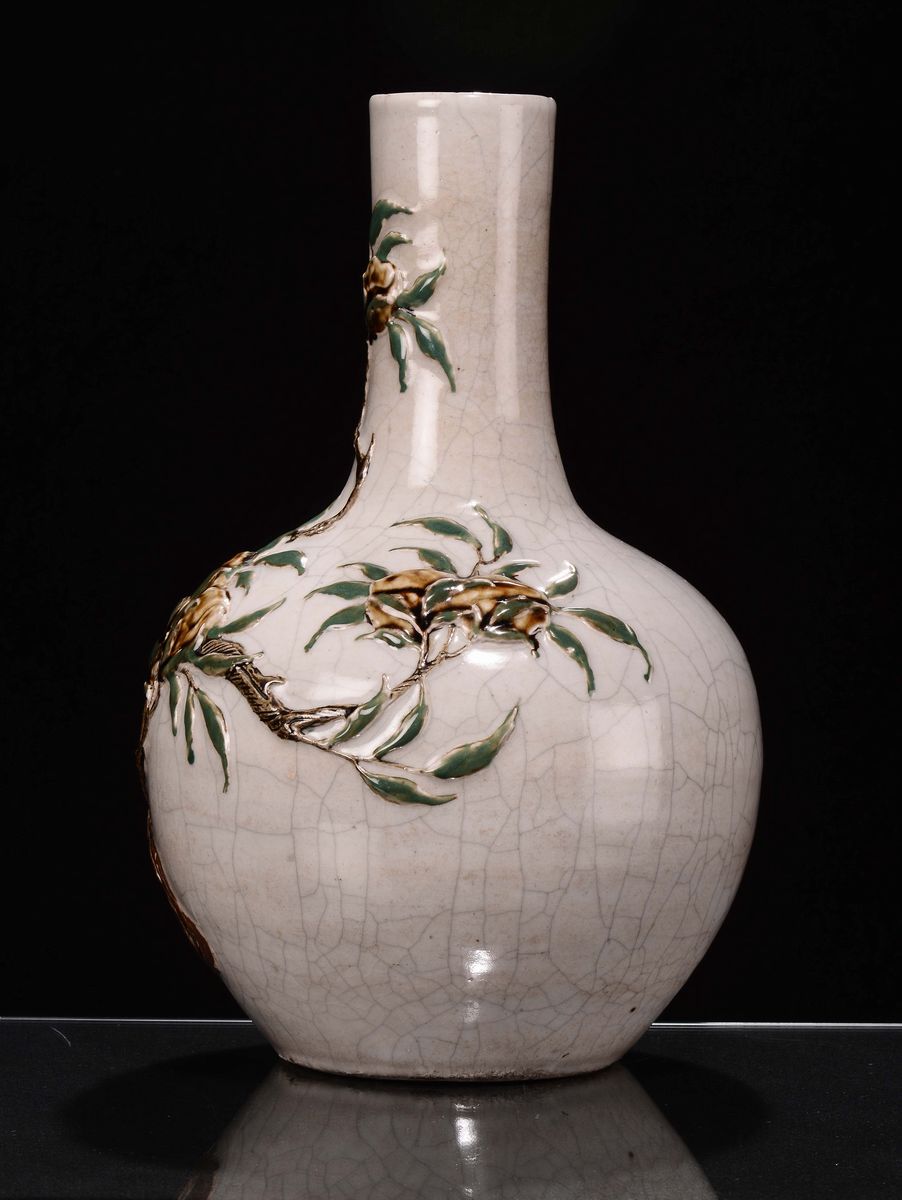 Vaso Guan con Melograni a Rilievo e Smalti Policromi, Cina, Dinastia Qing, Periodo Daoguang (1821...