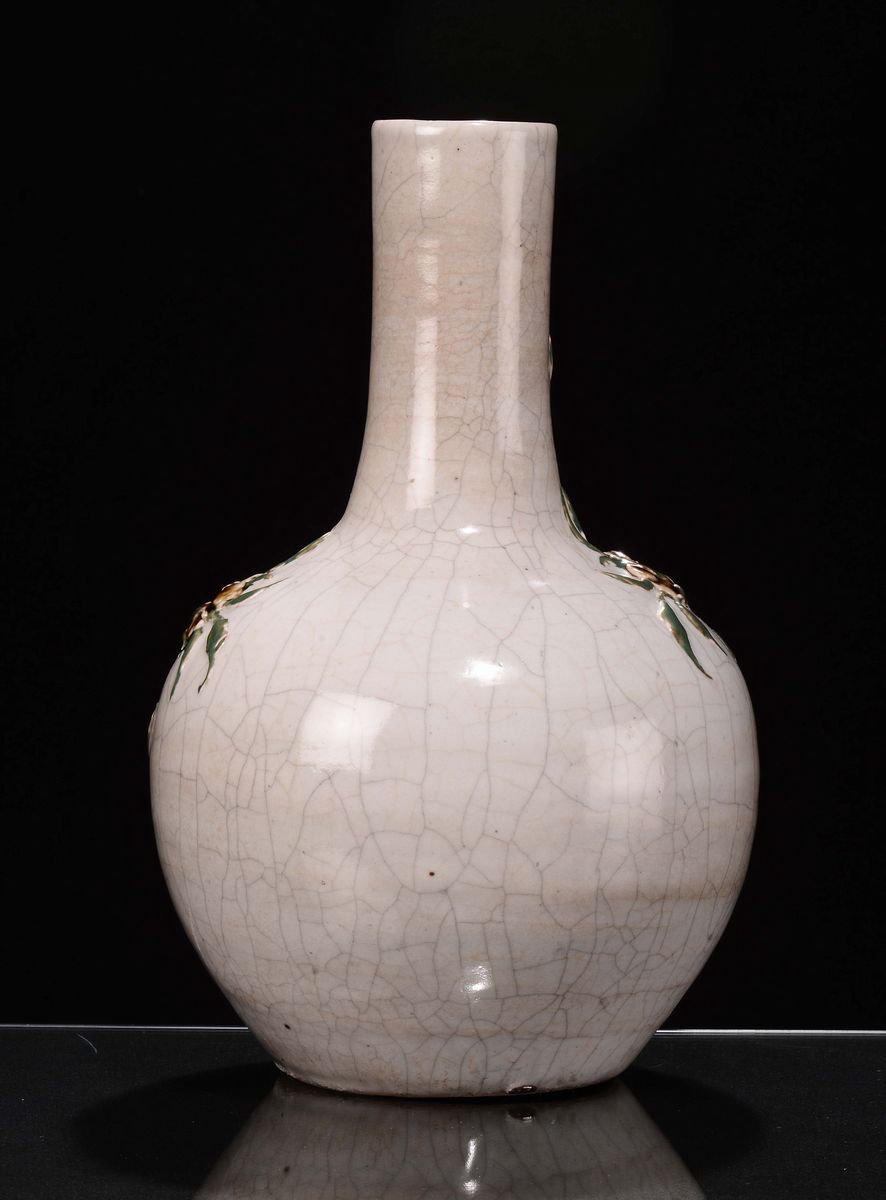 Vaso Guan con Melograni a Rilievo e Smalti Policromi, Cina, Dinastia Qing, Periodo Daoguang (1821...