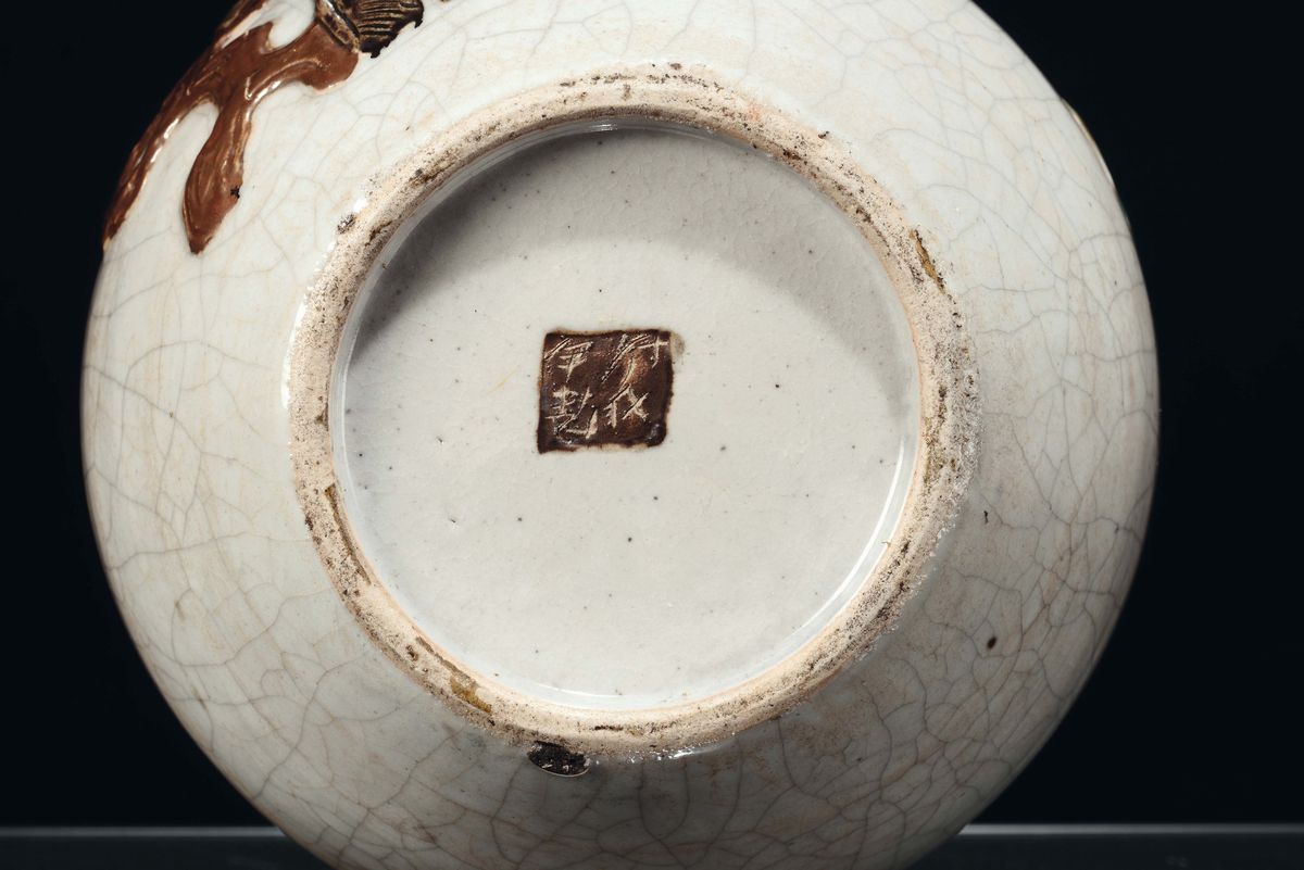 Vaso Guan con Melograni a Rilievo e Smalti Policromi, Cina, Dinastia Qing, Periodo Daoguang (1821...