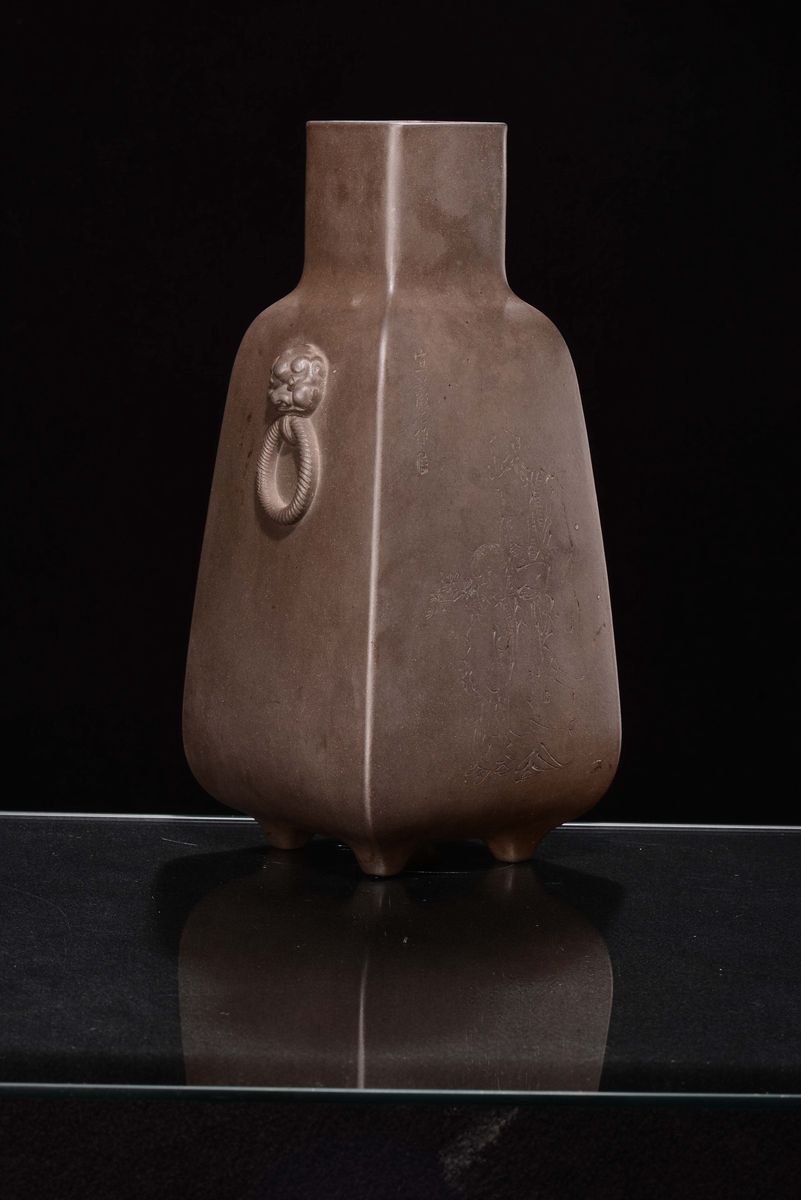 Vaso Yinxing in Gres con Iscrizione e Personaggi, Cina, Repubblica, XX Secolo