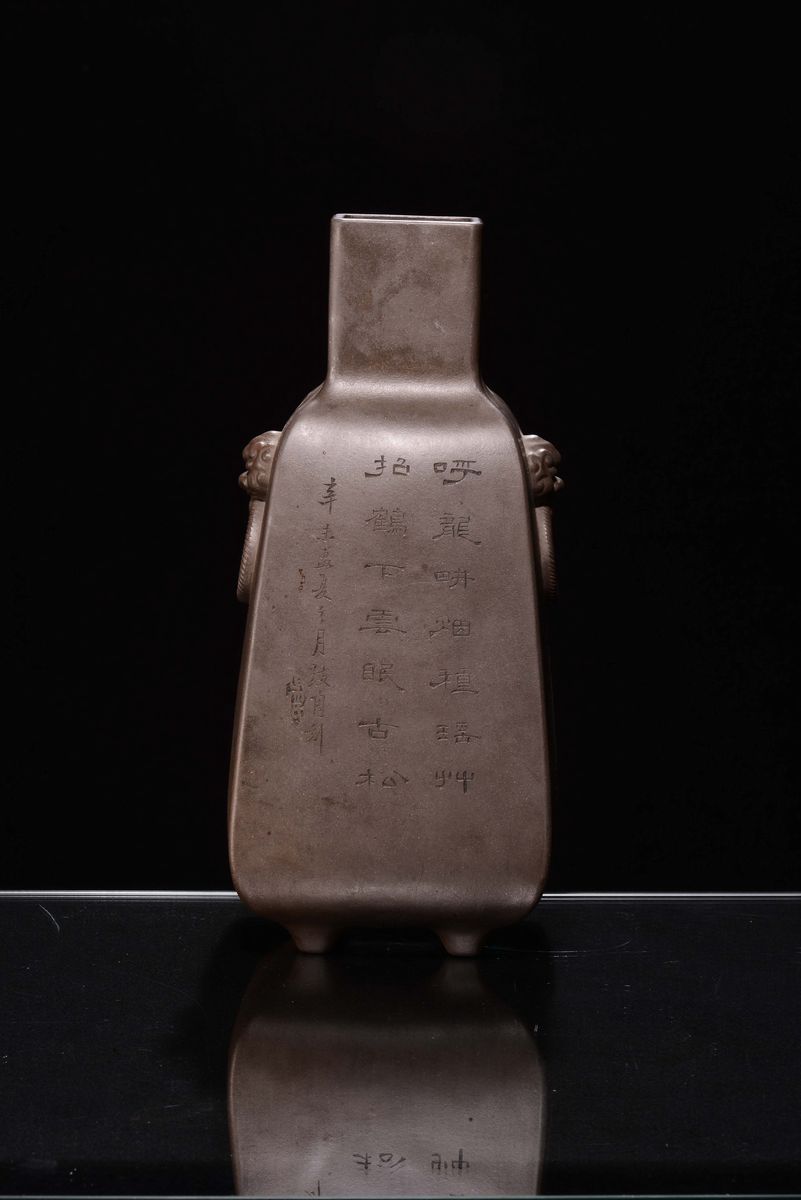 Vaso Yinxing in Gres con Iscrizione e Personaggi, Cina, Repubblica, XX Secolo