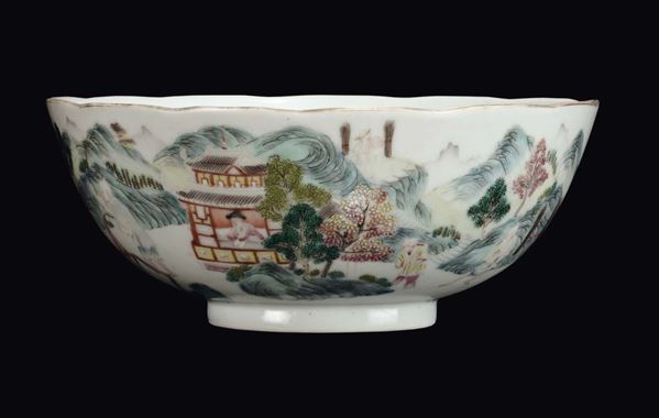 Coppa in porcellana a smalti policromi con paesaggio e figure, Cina, Dinastia Qing, marca e del periodo Daoguang (1821-1850)