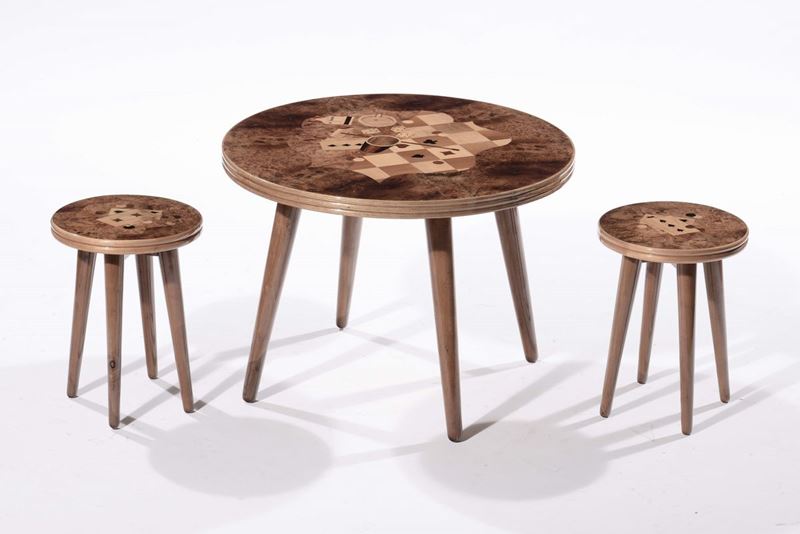 Tre tavolini in legno con decoro a carte da gioco intarsiato. Prod. Italia, 1950 ca.  - Auction Design - Cambi Casa d'Aste