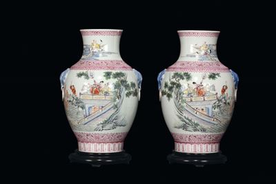 Coppia di Vasi in Porcellana Policroma con Scene e Figure Orientali, Cina, Repubblica, XX Secolo