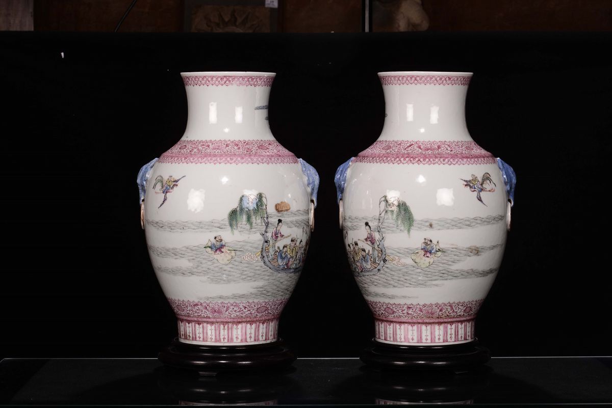 Coppia di Vasi in Porcellana Policroma con Scene e Figure Orientali, Cina, Repubblica, XX Secolo