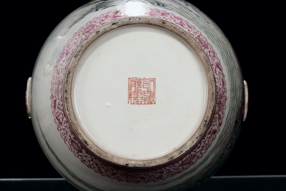 Coppia di Vasi in Porcellana Policroma con Scene e Figure Orientali, Cina, Repubblica, XX Secolo