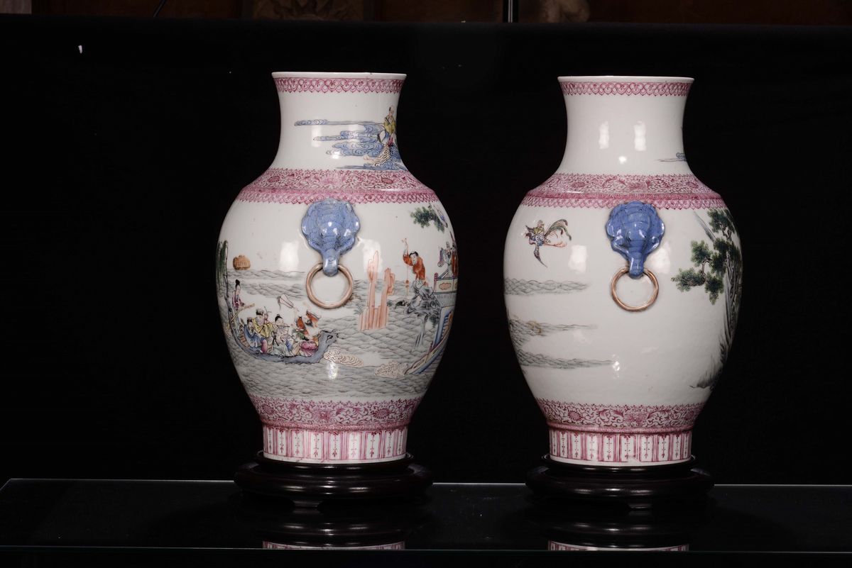Coppia di Vasi in Porcellana Policroma con Scene e Figure Orientali, Cina, Repubblica, XX Secolo