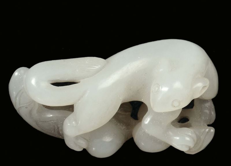 Giada bianca a forma di felino, Cina, Dinastia Qing, XVIII secolo  - Asta Fine Chinese Works of Art - II - Cambi Casa d'Aste