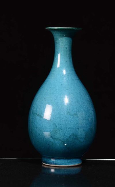 Vaso Ad Ampolla in Porcellana Monocroma sulla Tonalità Dell'azzurro, Cina, XX Secolo