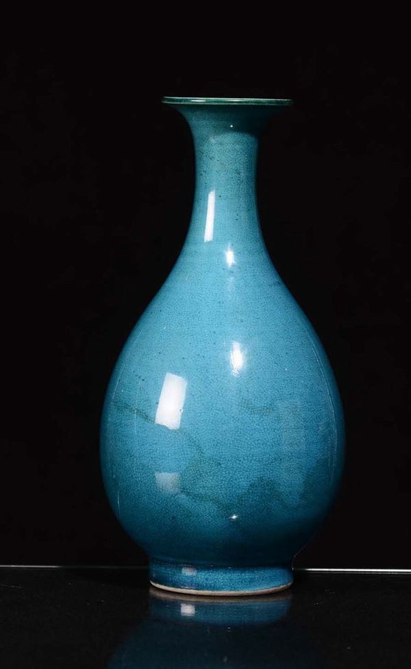 Vaso ad ampolla in porcellana monocroma sulla tonalità dell'azzurro, Cina, XX secolo