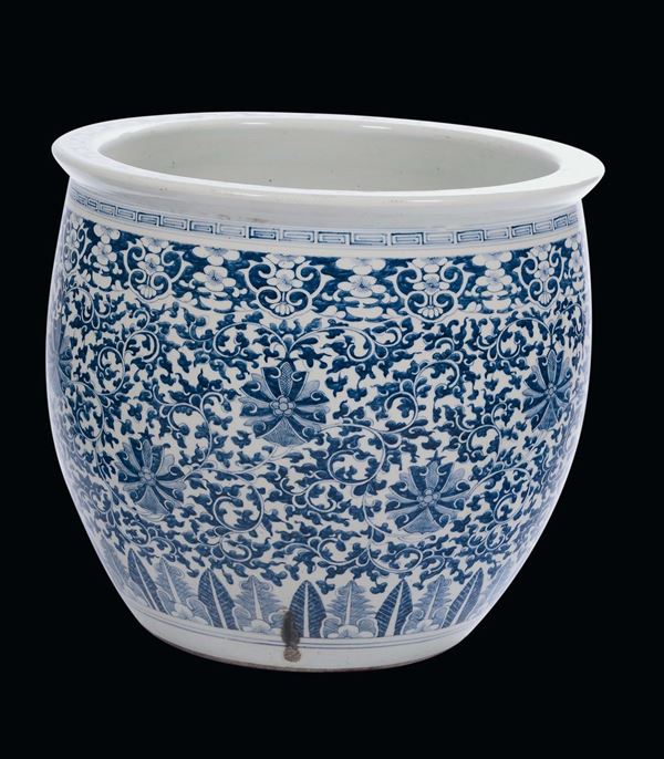 Cachepot in porcellana bianca e blu a decoro vegetale, Cina, Dinastia Qing, XIX secolo