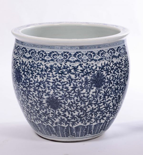 A white and blue porcelain Cachepot with floral decoration, China, Qing Dynasty, 19th century