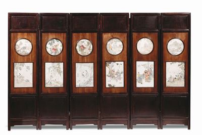 Paravento in Legno con Dodici Placche in Porcellana Famiglia Rosa con Figure e Soggetti Naturalis...