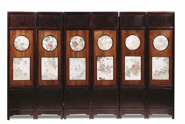 Paravento in legno con dodici placche in porcellana Famiglia Rosa con figure e soggetti naturalistici,  [..]