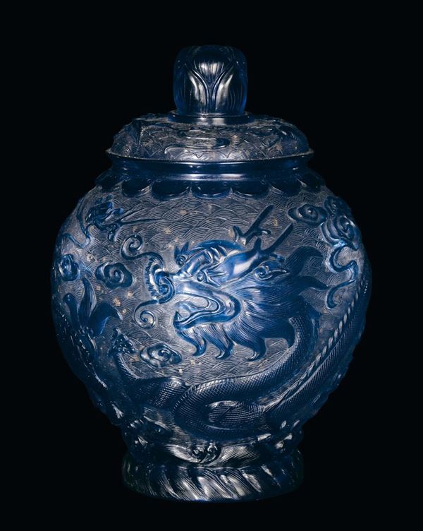 Potiche in vetro di Pechino intagliato alla mola doppio colore blu, Cina, Repubblica, XX secolo