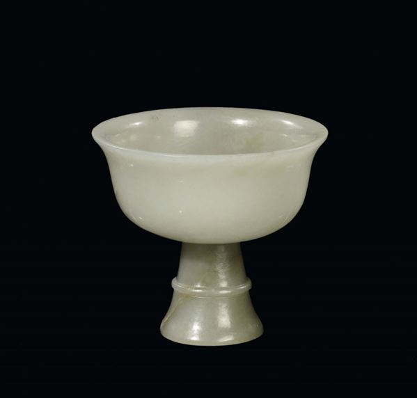 Rara stem cup in giada bianca celadon, Cina, Dinastia Qing, Periodo Qianlong (1736-1795)