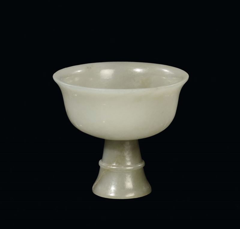 Rara stem cup in giada bianca celadon, Cina, Dinastia Qing, Periodo Qianlong (1736-1795)  - Asta Fine Chinese Works of Art - II - Cambi Casa d'Aste
