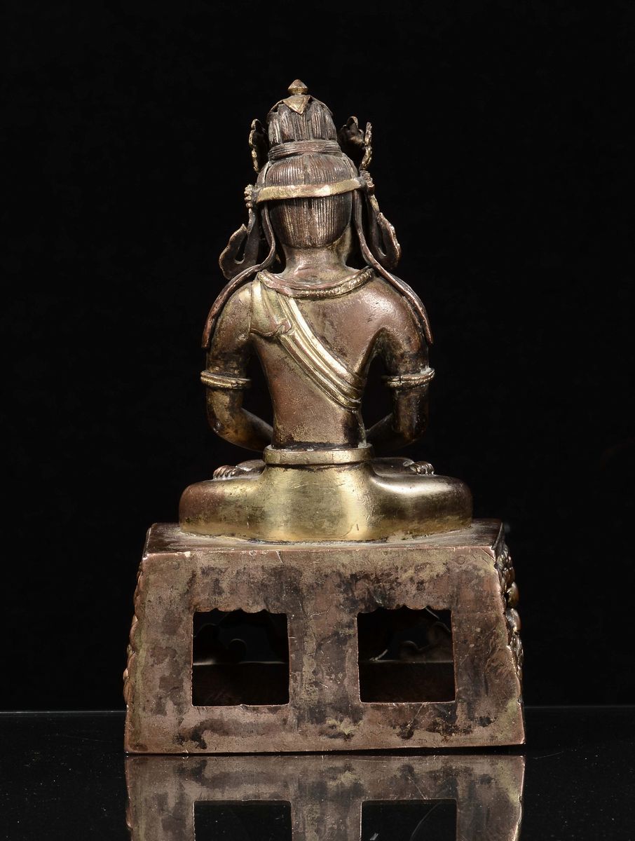 Scultura Raffigurante Amitayus in Bronzo Dorato, Cina, Dinastia Qing, Periodo Qianlong (1736-1795...