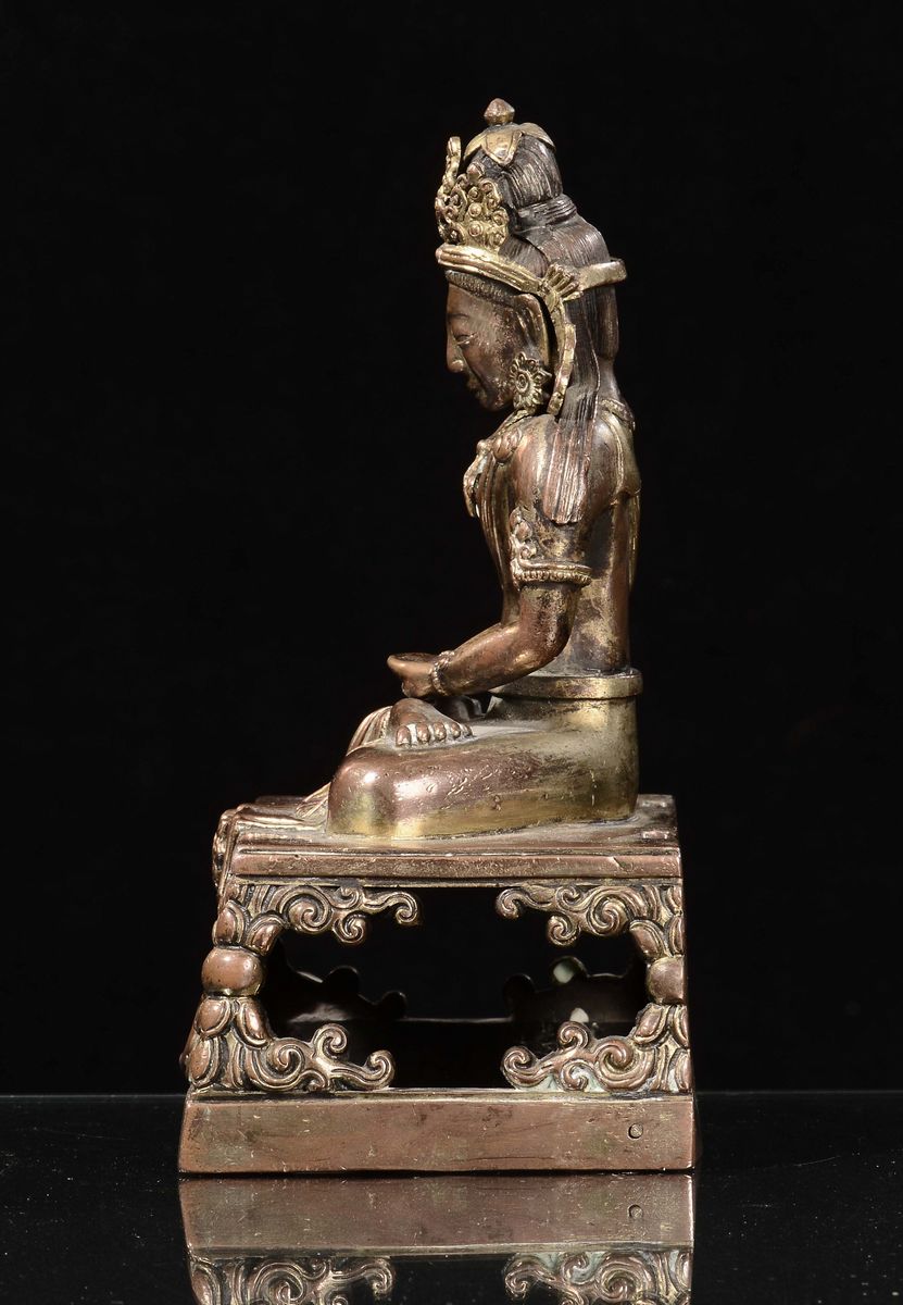 Scultura Raffigurante Amitayus in Bronzo Dorato, Cina, Dinastia Qing, Periodo Qianlong (1736-1795...