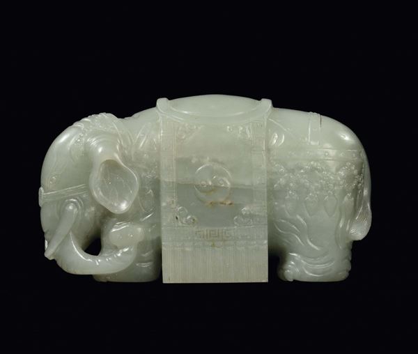 Elefantino in giada celadon finemente scolpito, Cina, Dinastia Qing, Periodo Qianlong (1736-1795)
