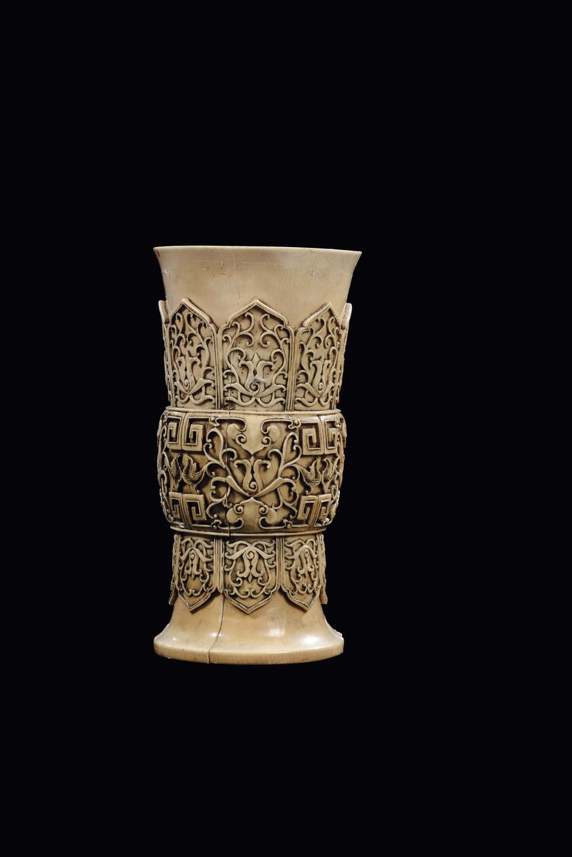 Vaso in Avorio di Gusto Arcaico, Cina, Dinastia Qing, XIX Secolo