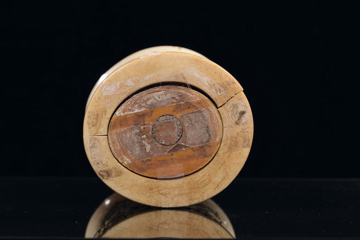 Vaso in Avorio di Gusto Arcaico, Cina, Dinastia Qing, XIX Secolo