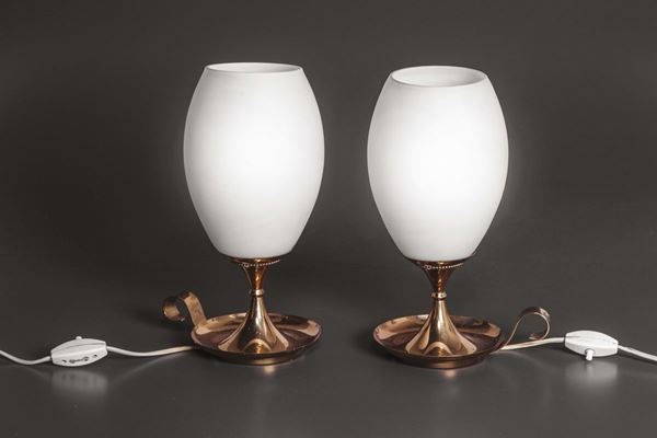 Stilnovo. Coppia di lampade da tavolo in ottone e vetro opalino. Etichetta originale. Prod. Stilnovo, Italia, 1950 ca.