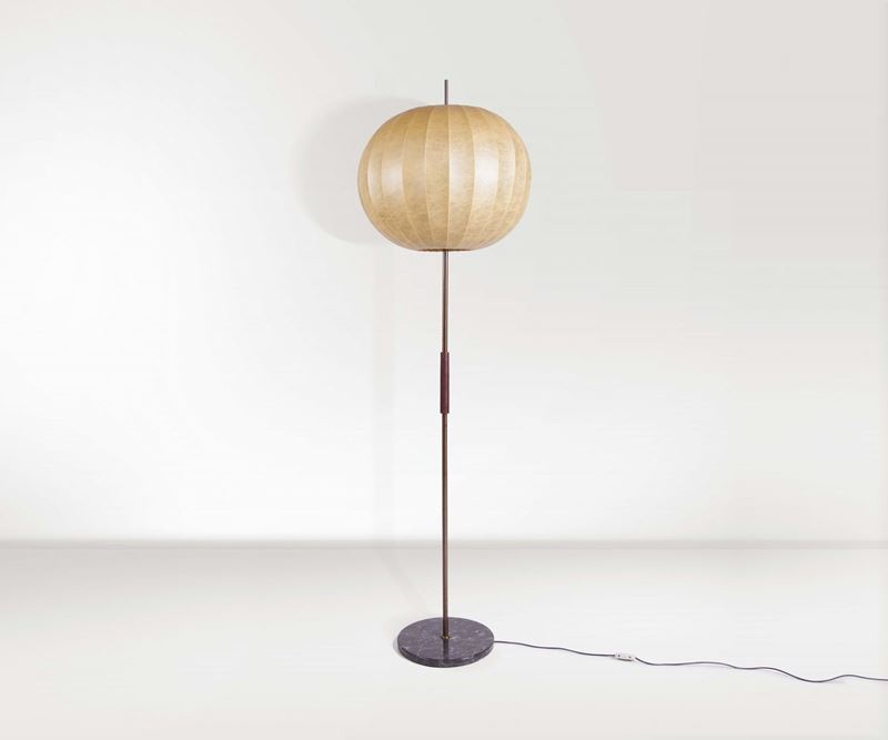 Lampada da terra in metallo con diffusore in cocoon e base in marmo. Prod. Italia, 1960 ca.  - Auction Design - Cambi Casa d'Aste