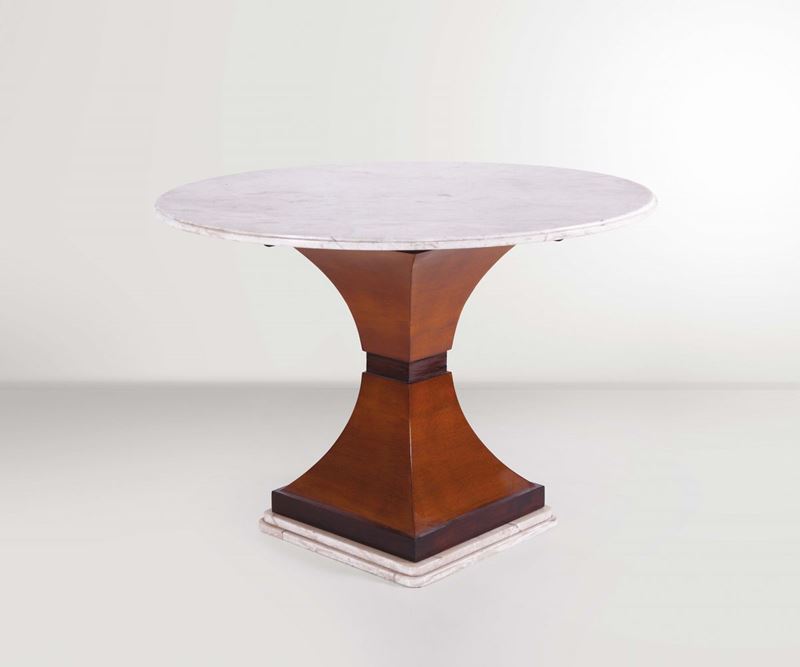 Carlo de Carli (attribuzione). Tavolo con base e piano in marmo e gamba in legno. Prod. Italia, 1950 ca.  - Auction Design - Cambi Casa d'Aste
