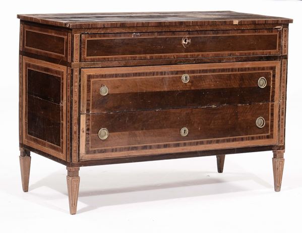 Comò Luigi XVI lastronato e filettato in noce, XVIII-XIX secolo