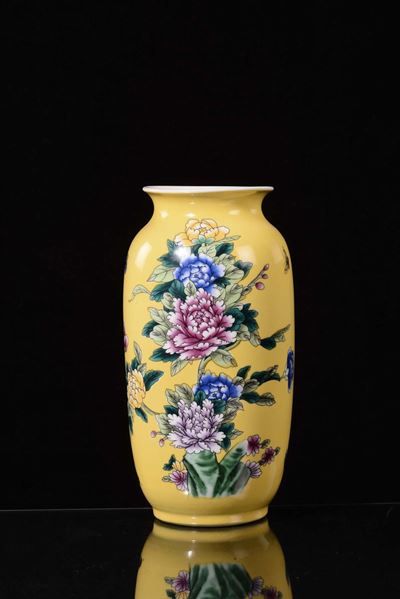Vaso in Porcellana Gialla con Fiori, Cina, Repubblica, XX Secolo
