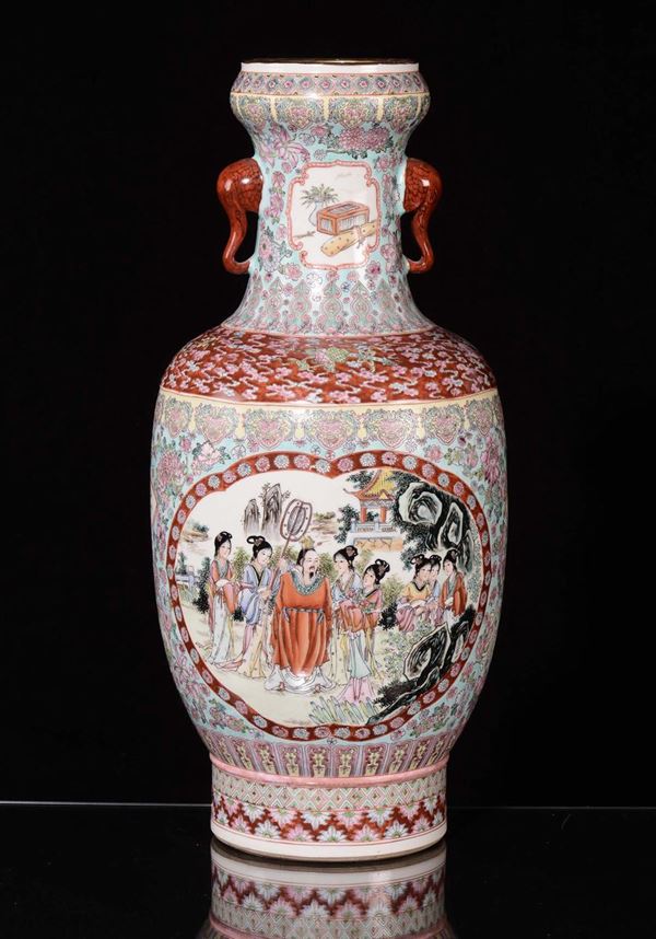 Grande vasoin porcellana con  anse ad elefanti, Macao, Cina, XX secolo