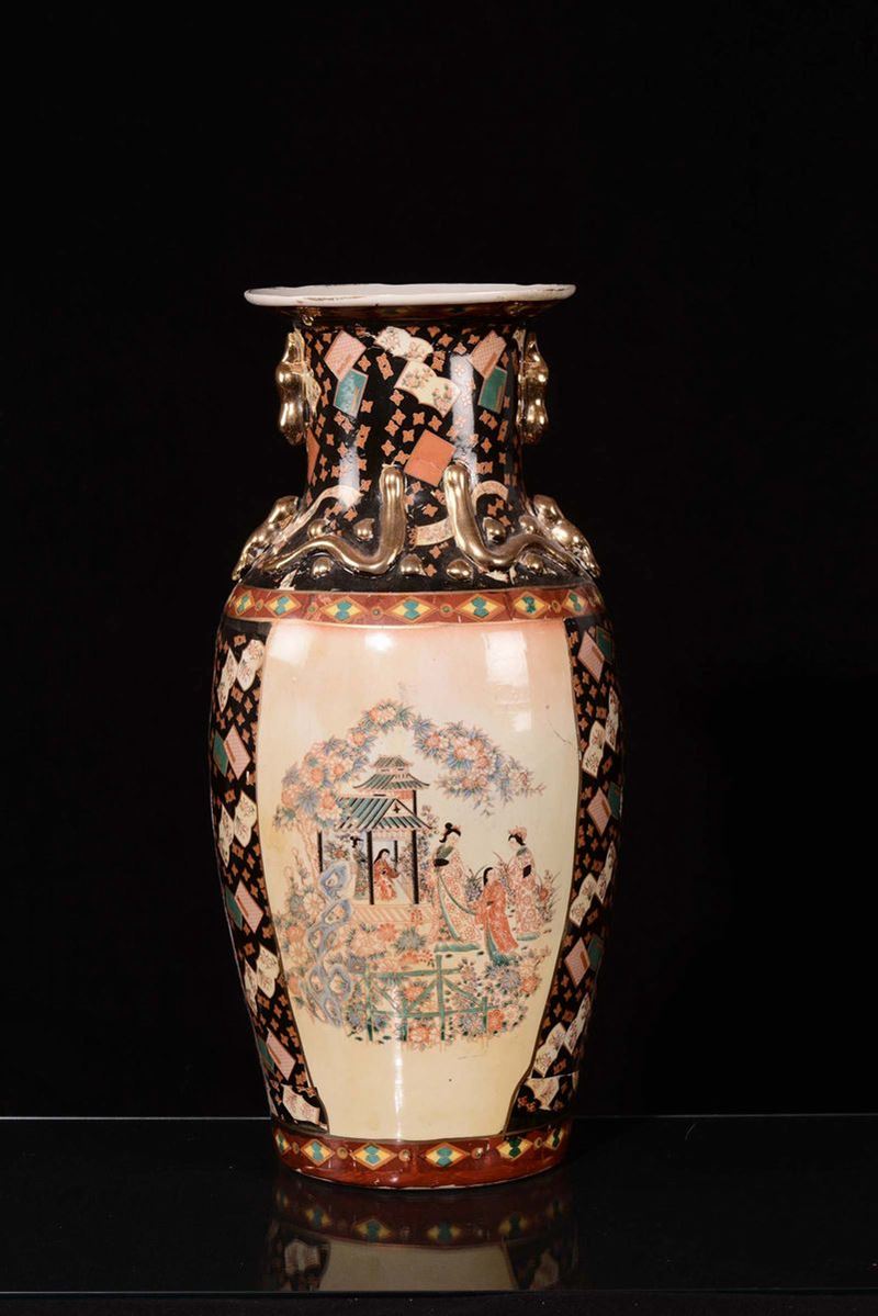 Vaso in porcellana a fondo nero con figure, Cina  - Auction Chinese Works of Art - Cambi Casa d'Aste