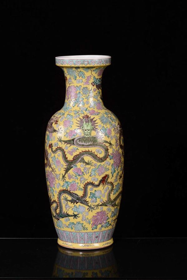 Vaso in porcellana gialla con draghi, Cina XX secolo