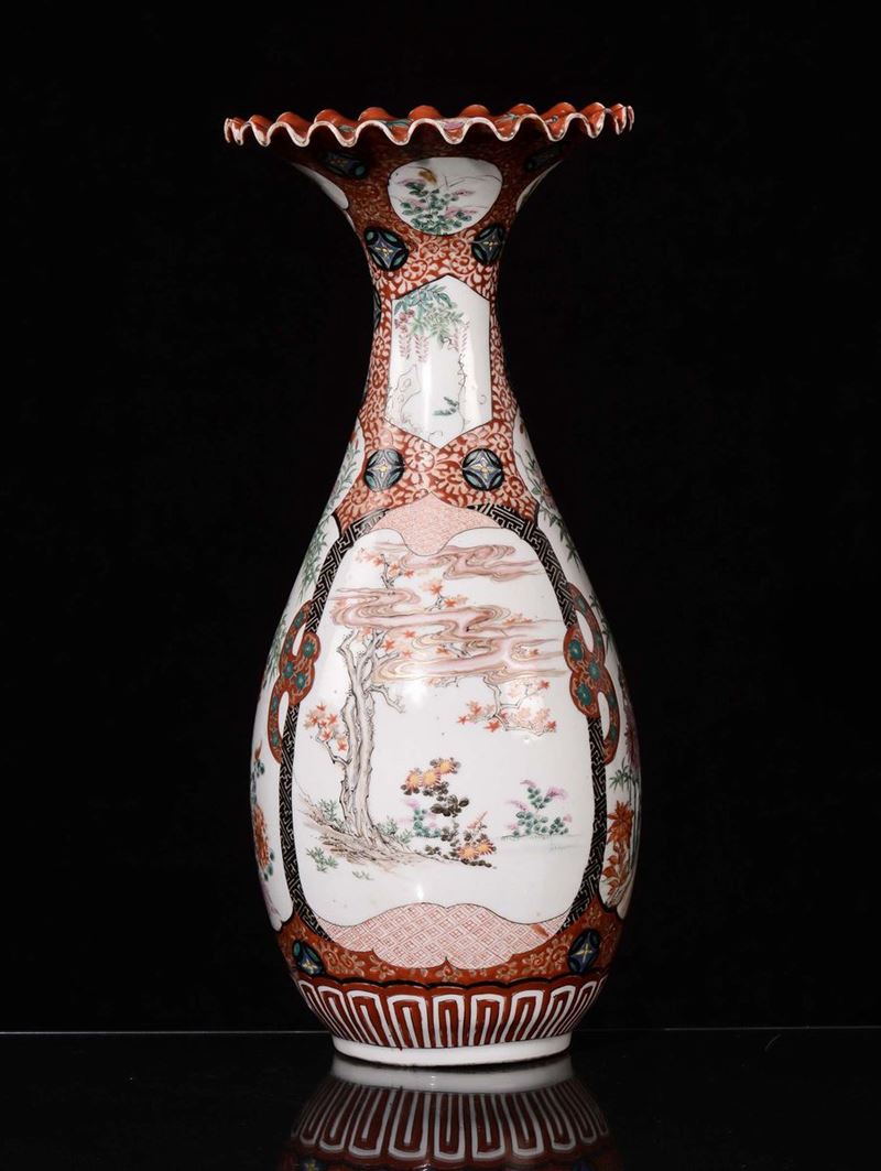 Vaso a tromba a fondo rosso, Giappone  - Auction Chinese Works of Art - Cambi Casa d'Aste