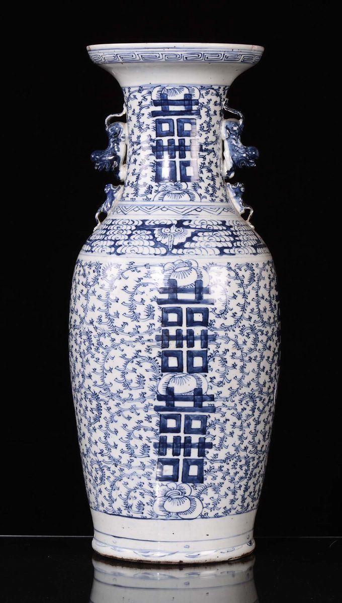 Vaso in porcellana bianca e blu  con ideogrammi, Cina XX secolo  - Asta Chinese Works of Art - Cambi Casa d'Aste