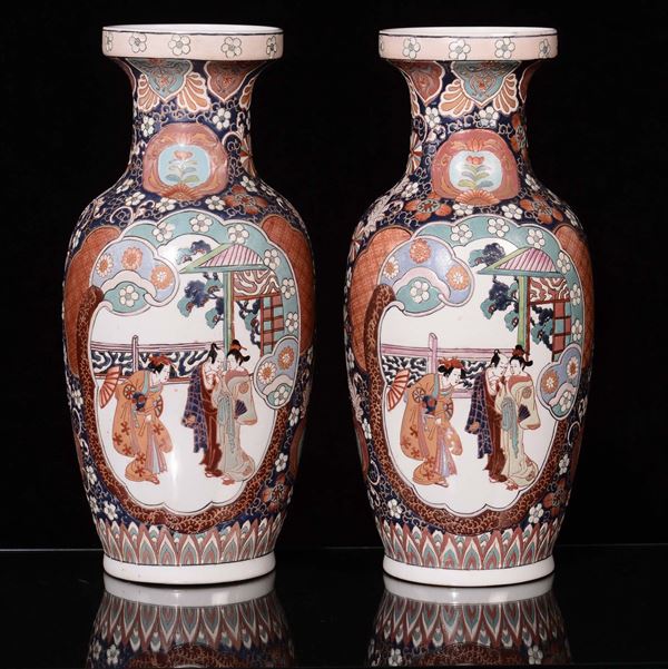 Coppia di vasi con scene di corte, Cina XX secolo