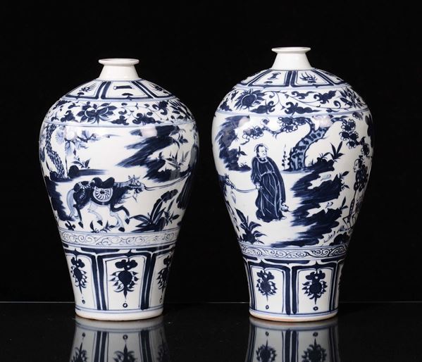 Coppia di vasi Meiping in porcellana bianca e blu, Cina