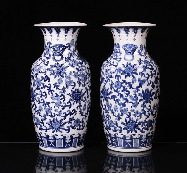 Coppia di vasi in porcellana bianca e blu, Cina XX secolo