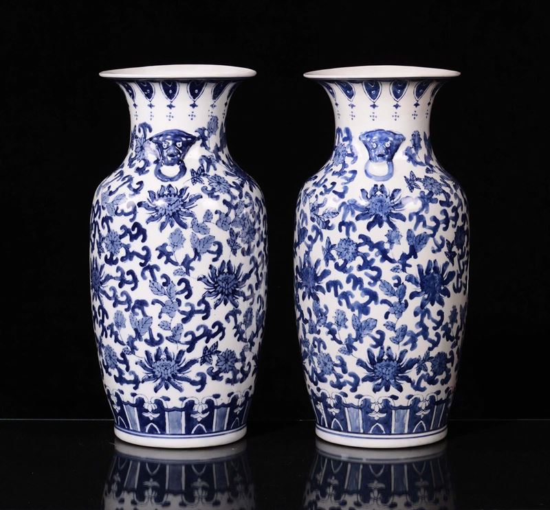 Coppia di vasi in porcellana bianca e blu, Cina XX secolo  - Asta Chinese Works of Art - Cambi Casa d'Aste