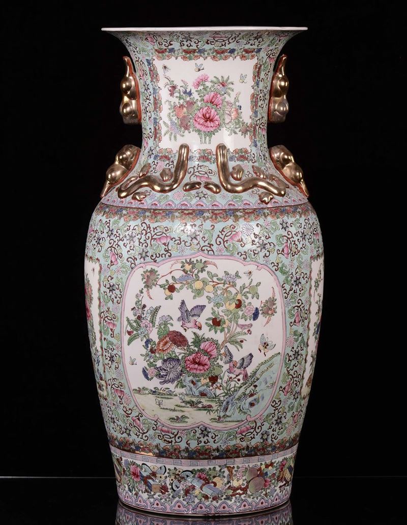Grande vaso in porcellana a decoro floreale, Cina XX secolo  - Auction Chinese Works of Art - Cambi Casa d'Aste