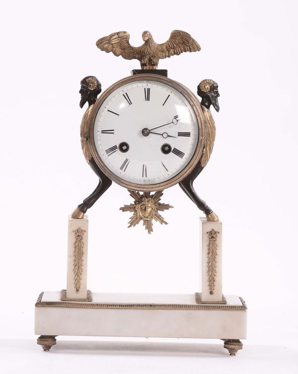 Pendola da tavolo in bronzo e marmo bianco, XIX secolo