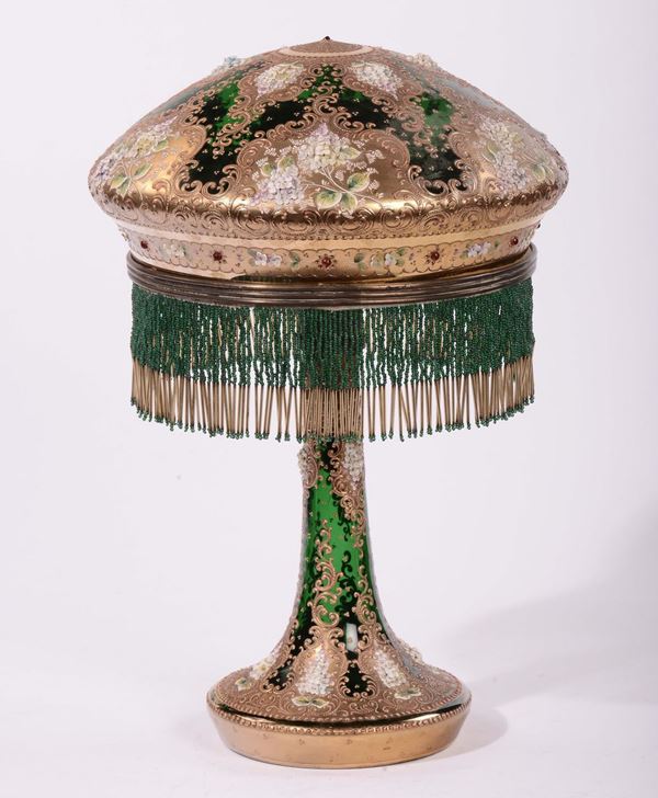 Lampada in vetro verde con applicazioni in oro zecchino e fiori, inizio XX secolo