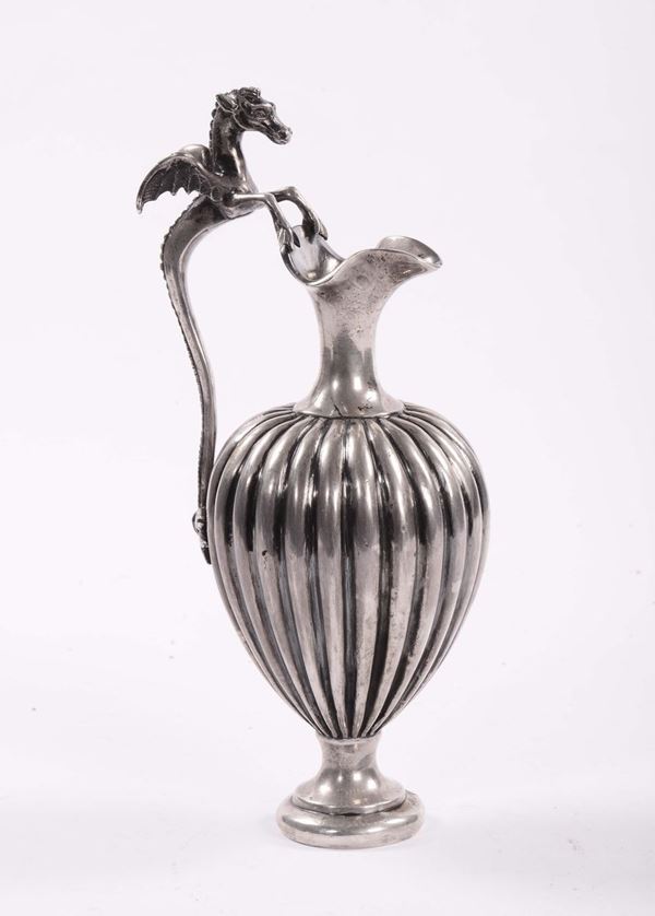 Brocca baccellata con manico a forma di drago alato in argento, Russia XIX secolo